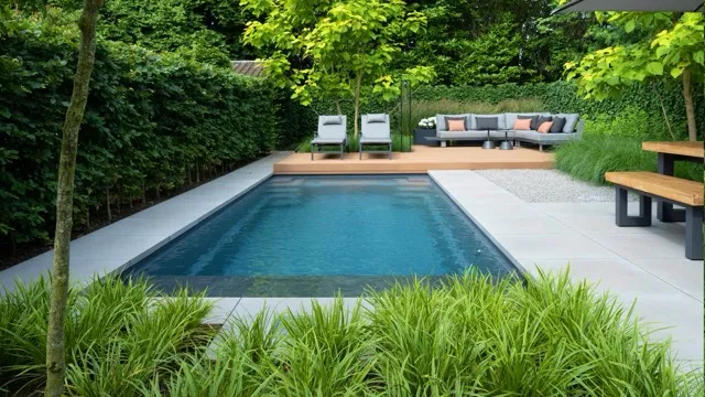 Zwembad met heldere waterlijn, ligbedden en een loungebank op het terras